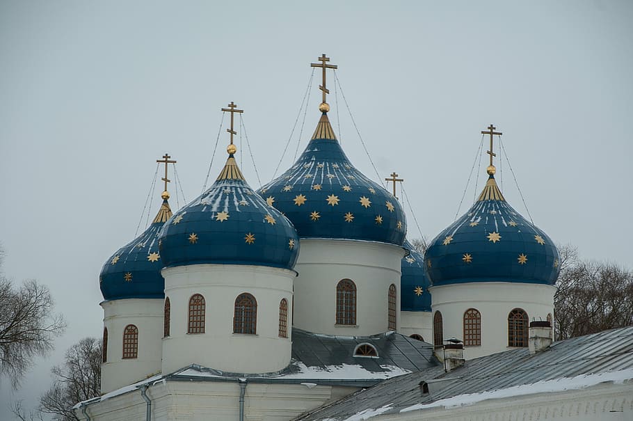 white, blue, concrete, building, russia, veliki novgorod, orthodox church, monastery, cupolas, snow