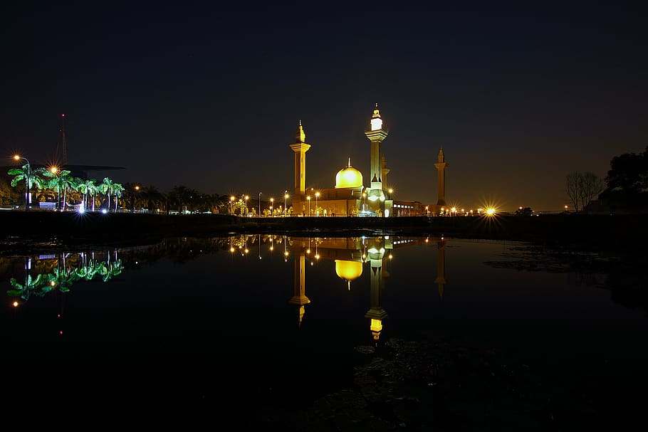 mezquita amarilla iluminada, iluminado, cúpula, edificio, noche, agua, océano, mar, oscuro, reflexión