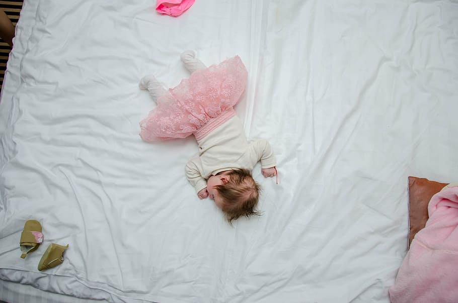 赤ちゃん, うつぶせ, 横になっている, ベッド, 身に着けている, ピンク, チュチュ, スカート, 寝ている, 白