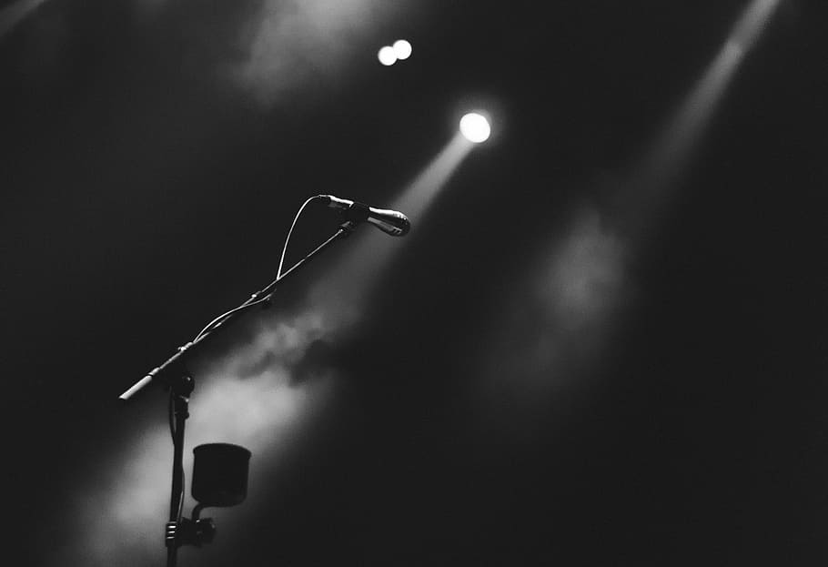 фотография в оттенках серого, микрофон, представление, сцена, концерт, дым, огни, черный и белый, монохромный, музыка