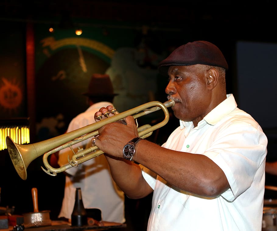 hombre, tocando, trompeta de color latón, dentro, bar, trompetista, trompeta, cuba, la habana, club
