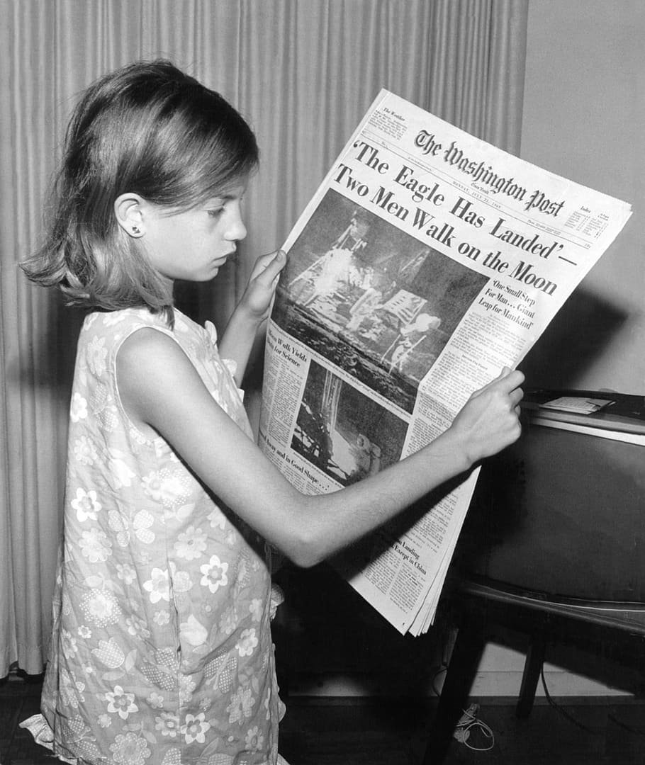 niña, sosteniendo, periódico, cortina de ventana, noticias, leer, alunizaje, niño, 21 de julio de 1969, Estados Unidos