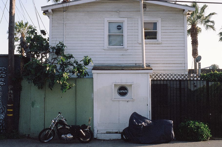 Черный, Мотоцикл, Припаркованный, за пределами, дом, Измельчитель, велосипед, фронт, белый, день