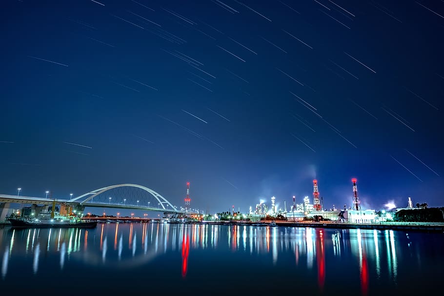 vista nocturna, área costera de la bahía de osaka, fábrica, planta relacionada con el petróleo, puente, trayectoria de la estrella, luz, humo, reflejo de la superficie del agua, azul