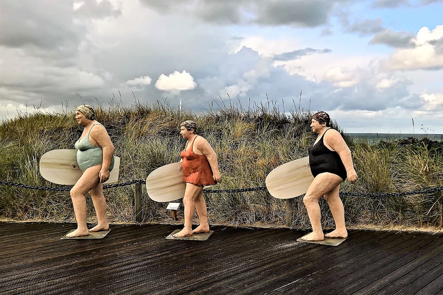 sculpture, figures, art, sporty ladies, older women, surfboards, island of sylt, beach promenade, public set, realistically