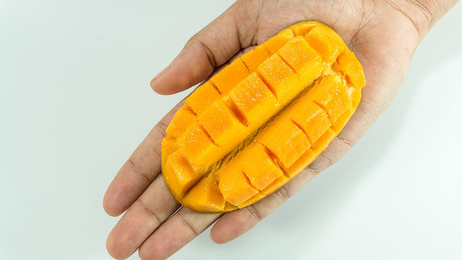mango, rebanada, en mano, amarillo, aislado, cubo, fruta, mujeres, fondo, jugoso