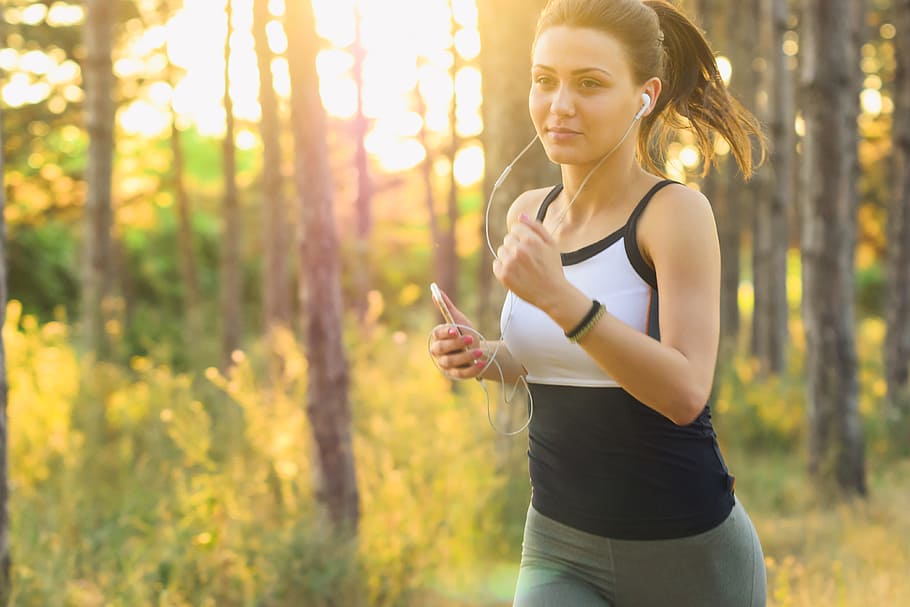 jogging / lari, latihan, hutan menggunakan earphone, terhubung, ponsel, smartphone, Girl, jogging, lari, hutan