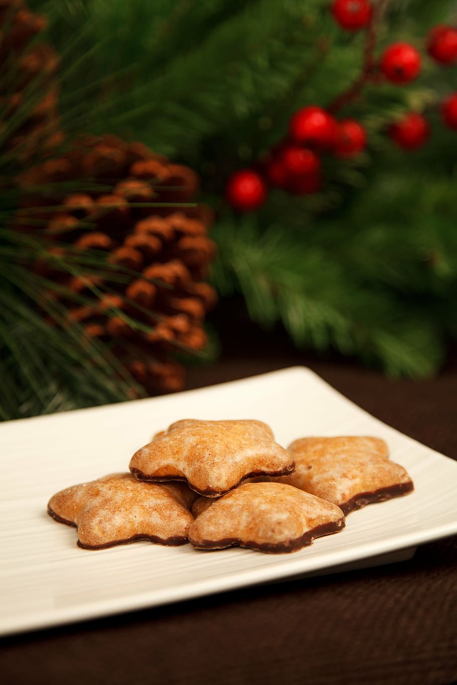 biscoitos estrela, branco, prato de fotografia com foco seletivo, advento, celebração, natal, decoração, abeto, pão de gengibre, verde