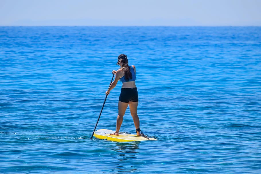 mulher, skimboard, dia, paddleboarding, agua, mar, lazer, férias, estilo de vida, aventura