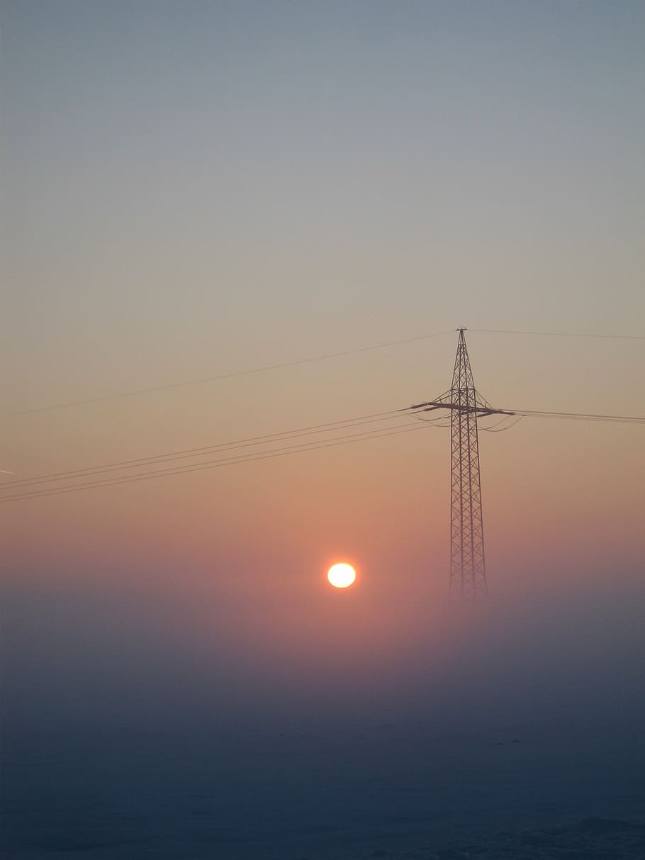 poste eléctrico negro, strommast, sol, energía, electricidad, amanecer, poste de energía fuerte, niebla, cielo, puesta de sol