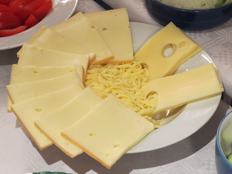ломтики сыра, тарелка, тертый, диски, сыр раклетт, сыр, раклет, гауда, эмменталь, еда