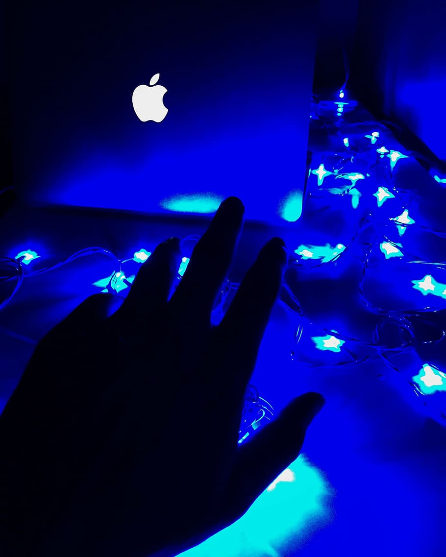 silhueta da mão, pessoa, s, mão, alcançando, macbook, palma, laptop, azul, luz