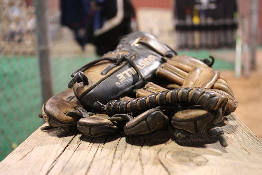 selectivo, fotografía de enfoque, guante de béisbol, marrón, tablero, guantes, béisbol, atrapador, captura, cuero