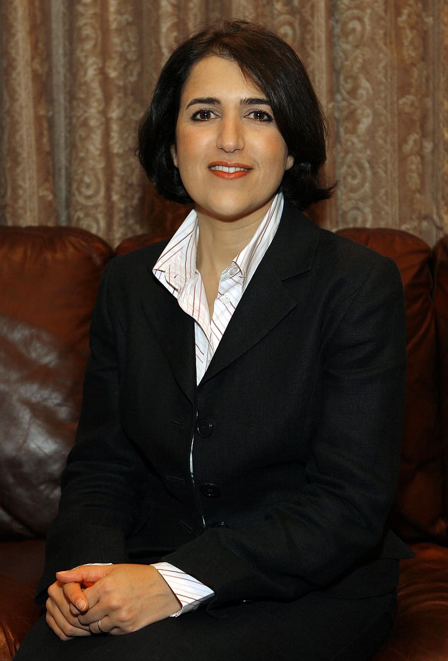 bayan sami abdul rahman, curdistão, regional, governo, representante, político, política, olhando para a câmera, dentro de casa, vista frontal