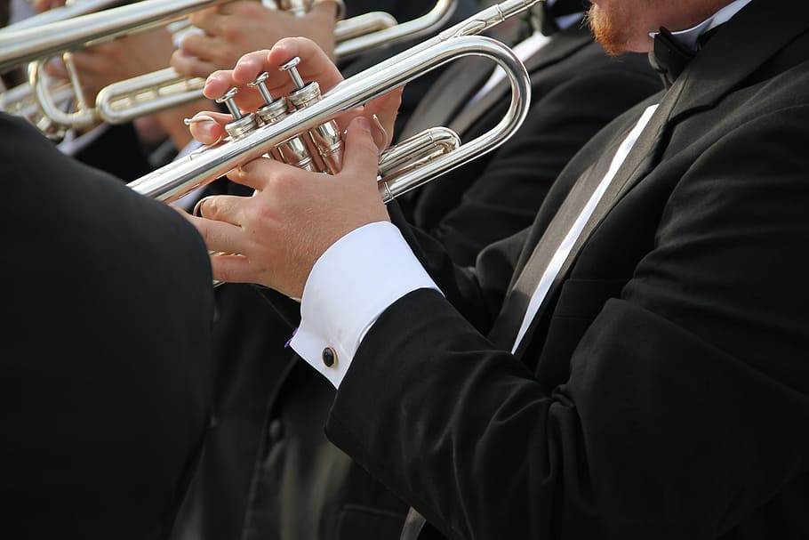 pria bermain trompet, Trumpet, Tuxedo, Orkestra, Band, musisi, pertunjukan, konser, instrumen, musik