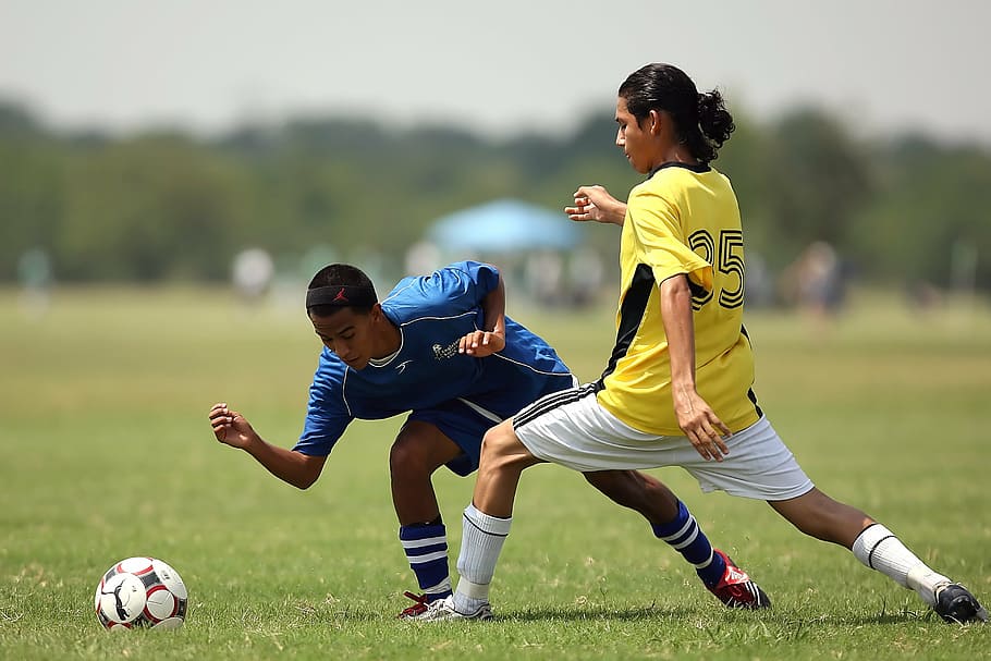 Dos Hombres Jugando Fútbol Acción Jugadores De Fútbol Jugadores