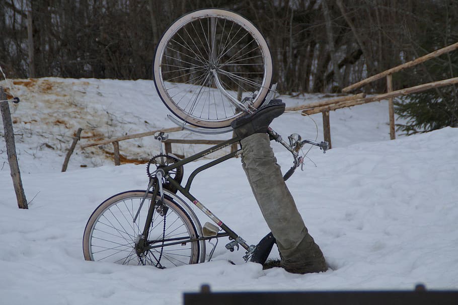 pessoa andando de bicicleta, enterrado, neve, bicicleta, ciclistas, andar de bicicleta, acidente, outono, preso, pernas