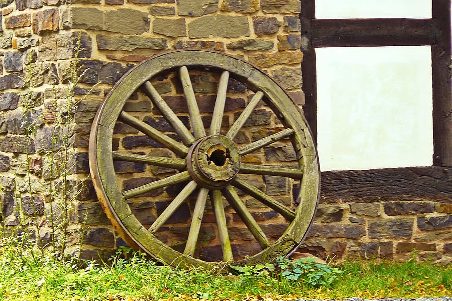 茶色の木製の車輪, 車輪, 荷馬車の車輪, 側転, 木製の車輪, 木材, スポーク, 古い, ノスタルジア, 古い荷馬車の車輪