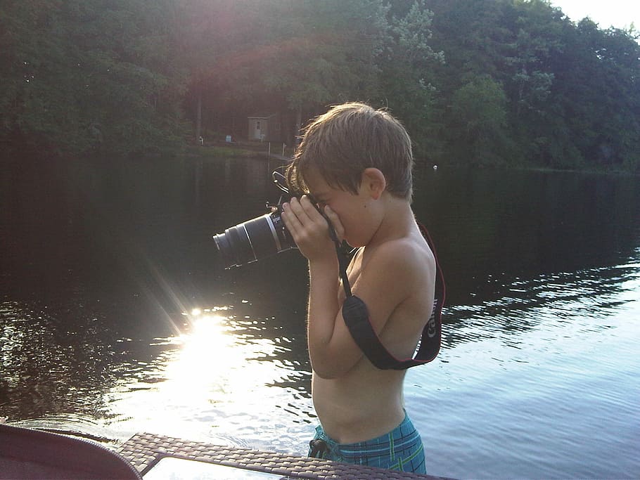 Chico, fotógrafo, cabaña, lago, árboles, agua, una persona, sin camisa, infancia, de pie