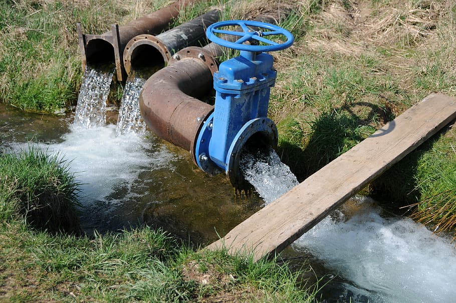 fluxos de água através do tubo, rio, drenagem, válvula, fluente, verde, tubos, empurrador, água, azul