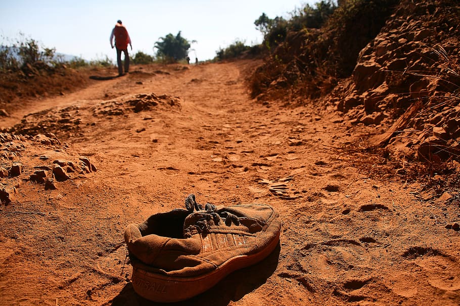 viejo, zapato, lejos, usado, senderismo, zapatos para caminar, marrón, tierra, gente real, una persona