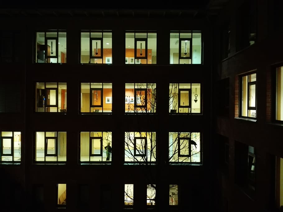 ventana, hof, luz, edificio, noche, arquitectura, estructura construida, vidrio - material, exterior del edificio, nadie