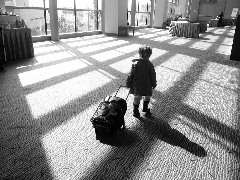 foto em escala de cinza, criança, andando, distância, arrastando, bagagem, foto em escala cinza, foto, menina, mala