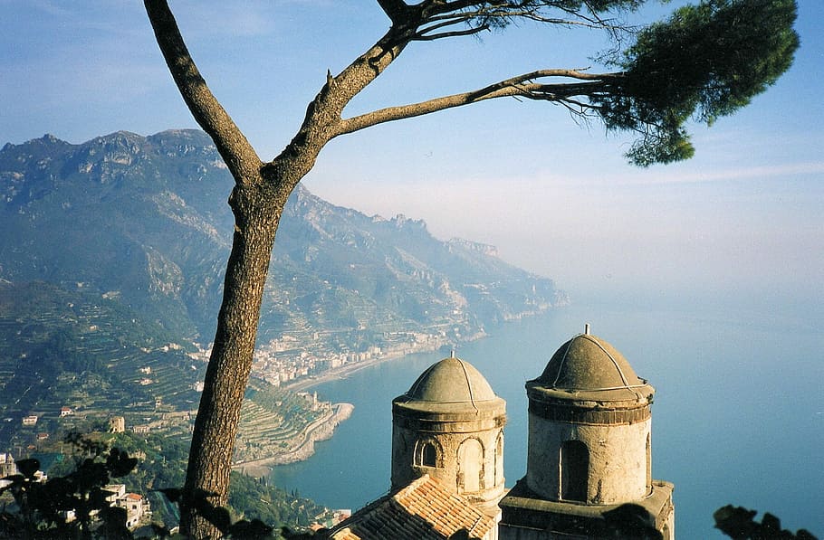 Edificio de hormigón gris, Ravello, sur de Italia, Amalfi, cerca de Amalfi, pintoresco, mar, arquitectura, árbol, estructura construida