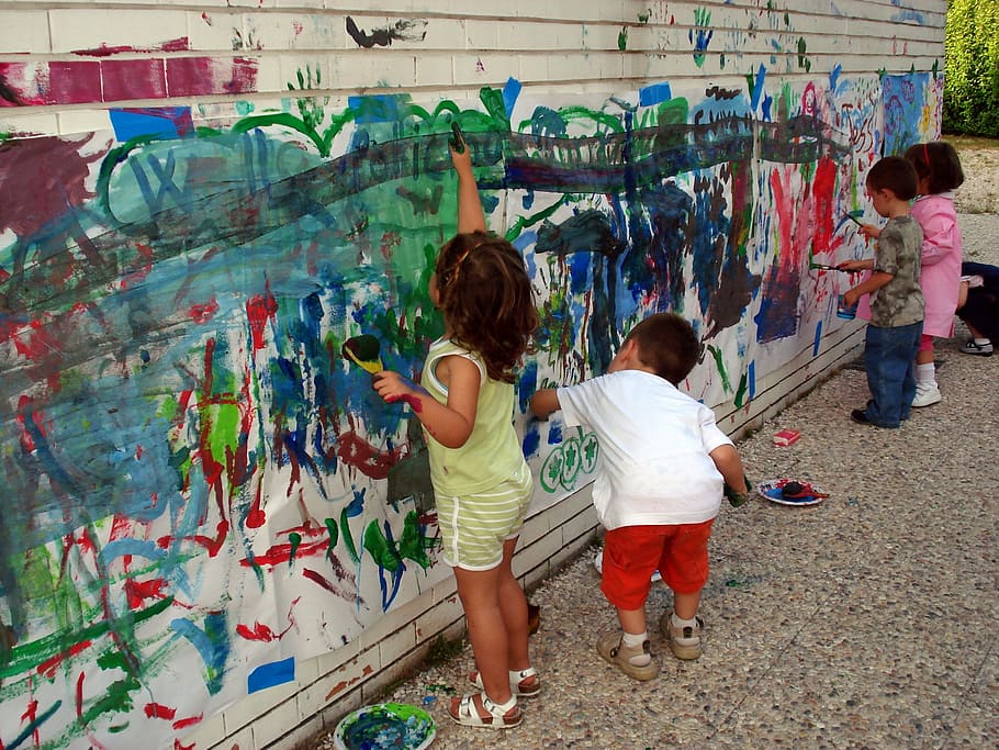 quatro, crianças pintando a parede, durante o dia, pintura, mãos, murais, cores, jogar, jogo, crianças