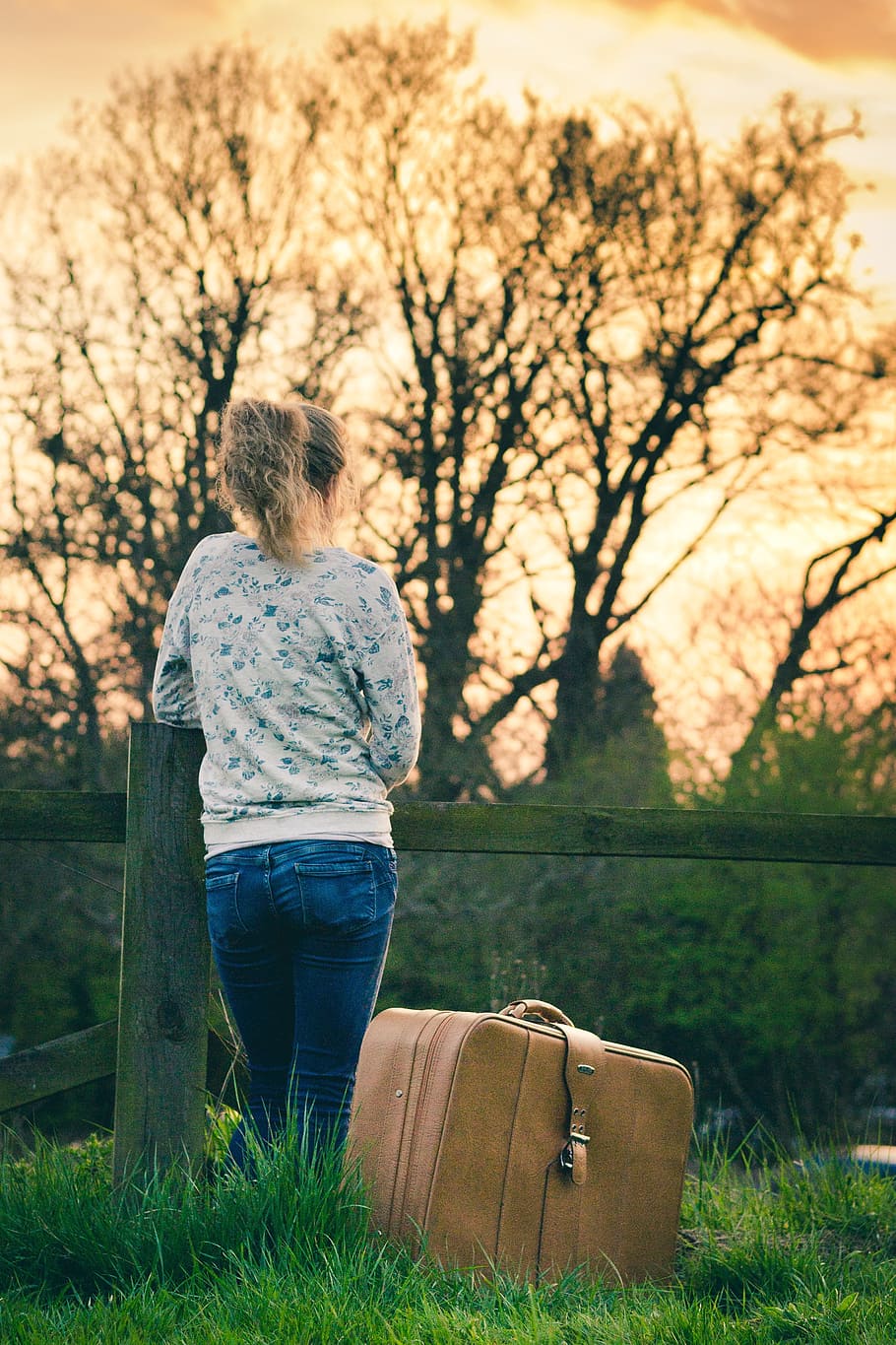 mujer, vistiendo, gris, manga larga, camisa, azul, jeans, al lado, marrón, equipaje de viaje