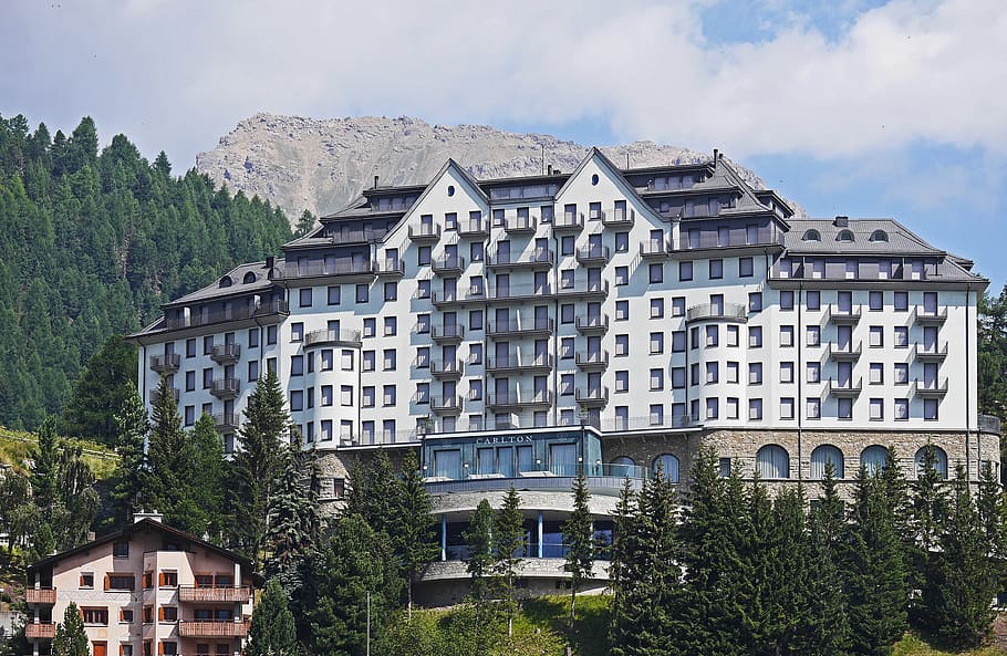 suiza, st moritz, el complejo hotelero, ubicación en la ladera, cierre de verano, alpino, montañas, engadin, oberengadin, rhätikon