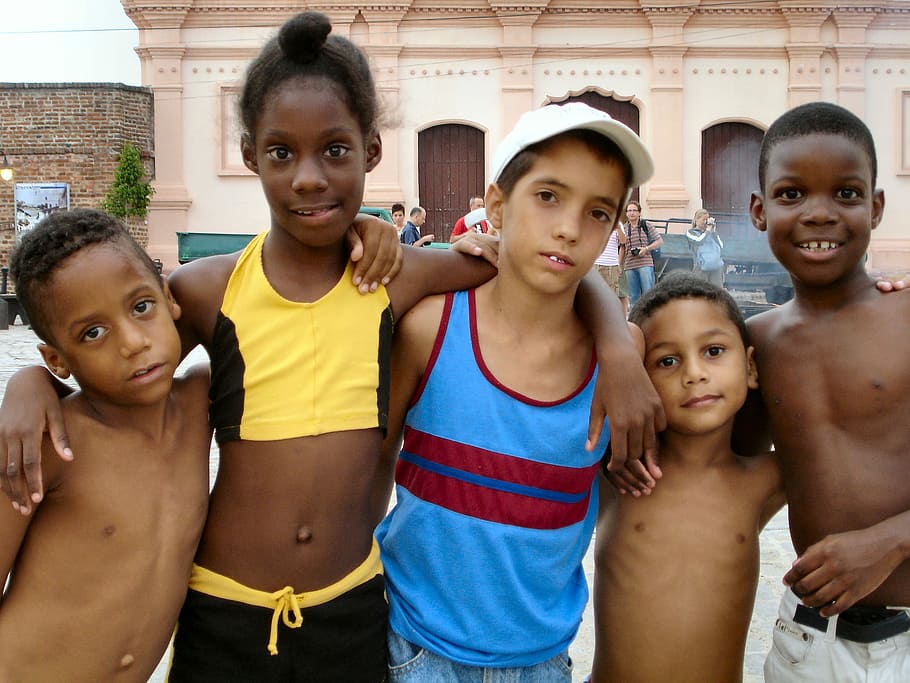 並んで立っている子供, キューバ, 子供, 男の子, グループ, 遊んでいる子供, ストリートチルドレン, 友情, 子供時代, 上半身裸