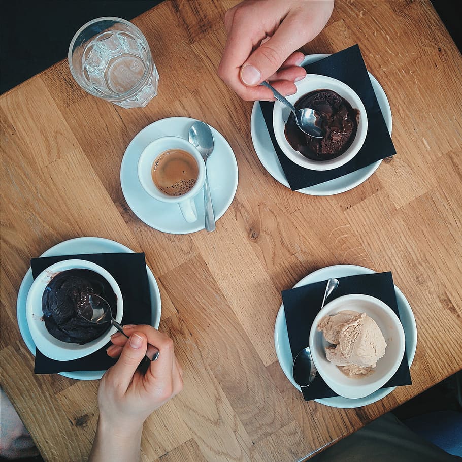 helado, café, bebida, comer, café exprés, manos, vista superior, madera, taza, café - Bebida