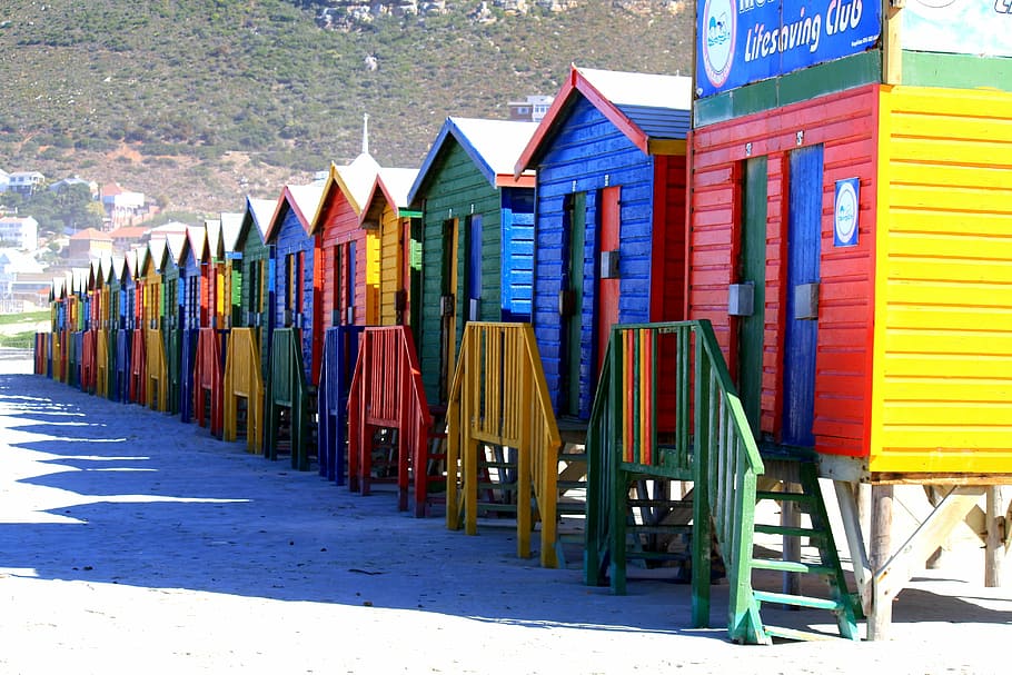 cabañas coloridas en línea, ciudad del cabo, sudáfrica, muizenberg, casas adosadas, cabañas de playa, vacaciones, playa, playa de arena, cabaña