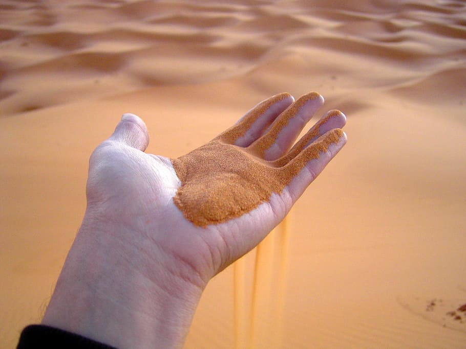 en, polvo, arena marrón, Mano, mano humana, parte del cuerpo humano, personas reales, una persona, perspectiva personal, parte del cuerpo