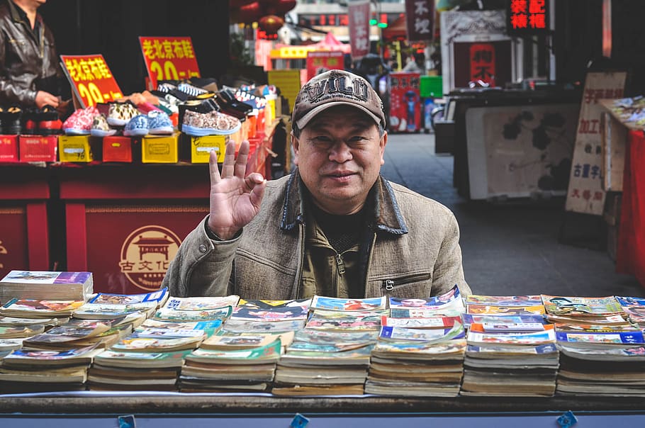 Chino, viejo, hombre, ancianos, libros, tienda, mercado, mercancías, zapatos, Tianjin