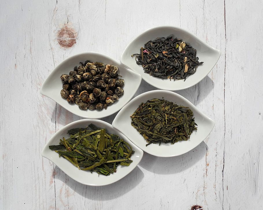 cuatro, surtido, especias, blanco, cerámica, platillos, hojas de té, té, té verde, taza de té