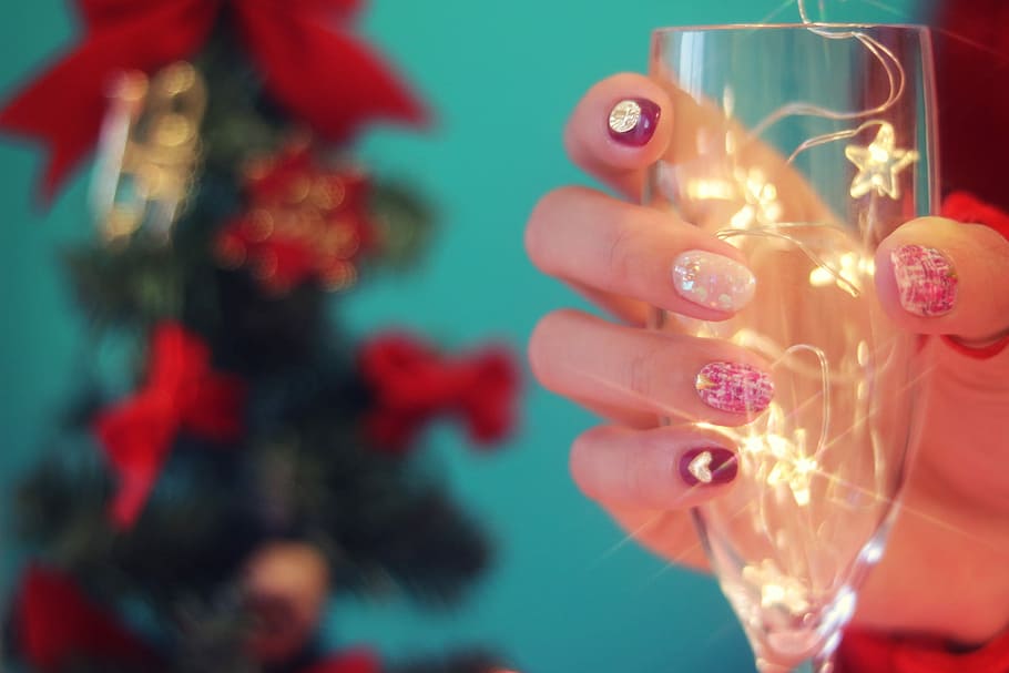 wanita, memegang, gelas anggur, tali cahaya, tali, cahaya, natal, perayaan, liburan, dekorasi
