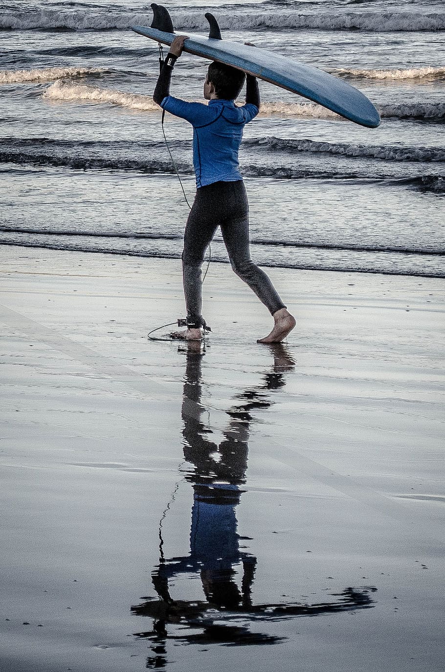 persona, llevando, azul, tabla de surf, deportes, surf, personas, playa, arena, mar
