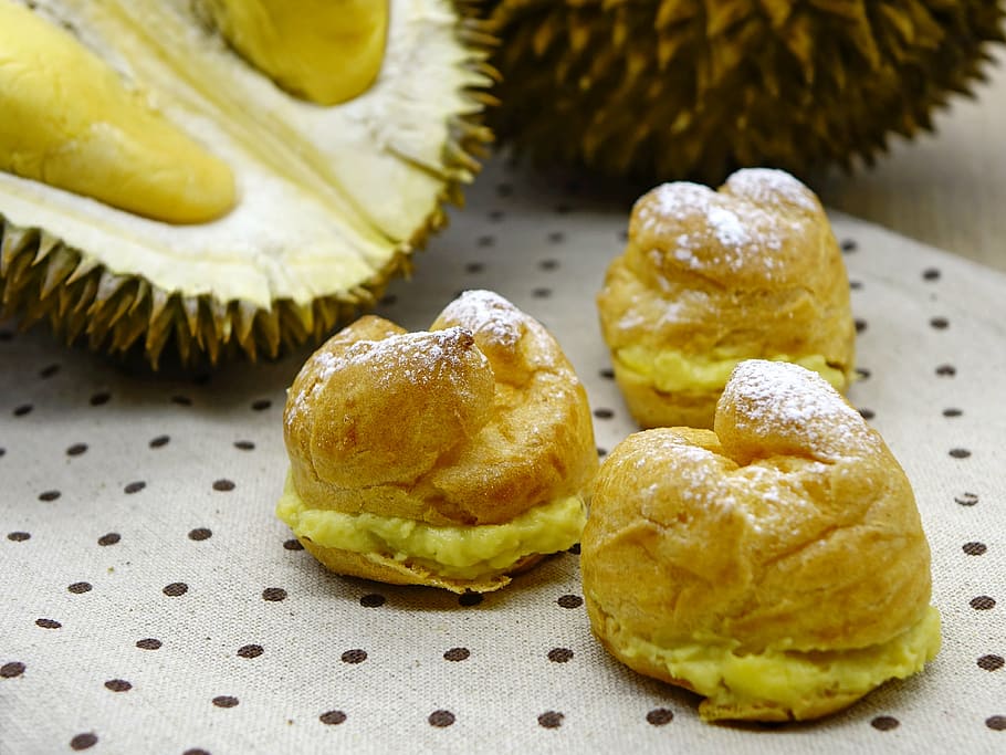 três, cozido, pães, ao lado, frutas durian, folhado de durian, pastelaria, padaria, creme, sobremesa