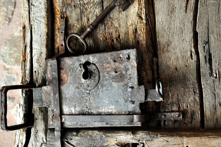 Чем можно закрыть замок. Старая деревянная дверь. Металлические направляющие старинных досчатых дверей. Ручка металл деревянная Старая. Дом в деревне закрыт на замок.