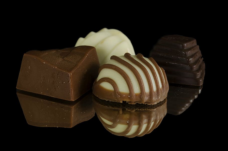 cuatro, chocolates, negro, superficie, chocolate, dulces, confitería, oscuro, gourmet, sabroso
