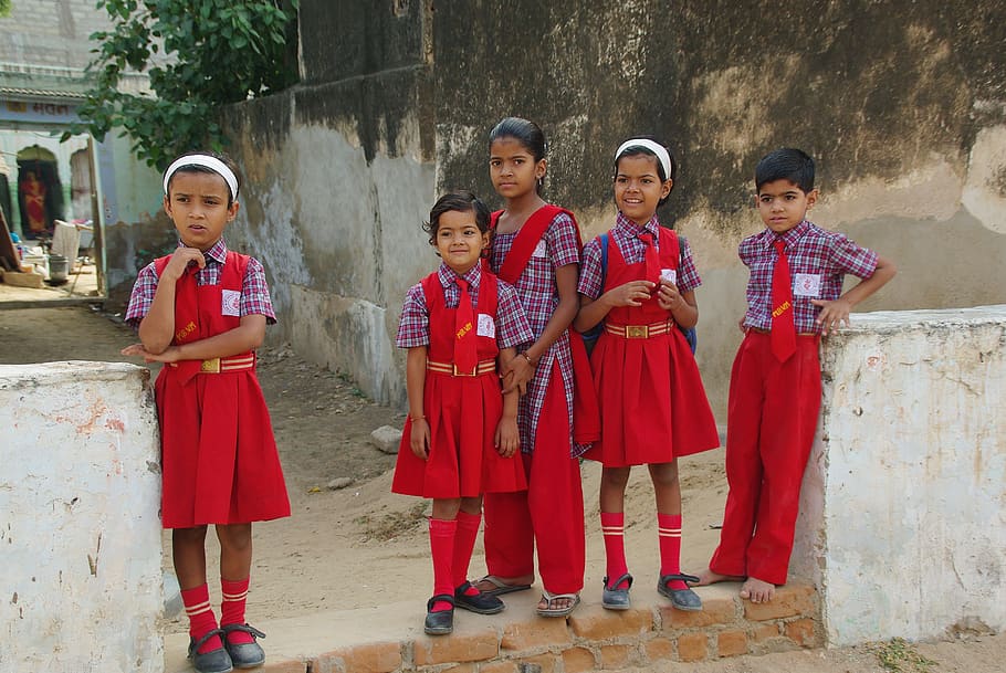 índia, crianças em idade escolar, crianças, uniforme, educação, olhando para a câmera, grupo de pessoas, retrato, em pé, criança