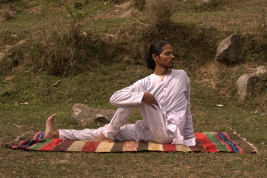 hombre, sentado, estera, rocas, ladera, durante el día, yoga, indio, yogui indio, símbolo