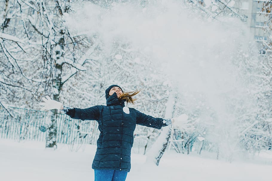 Mujer joven con ropa de abrigo en el frío invierno nieve bebiendo café para  llevar