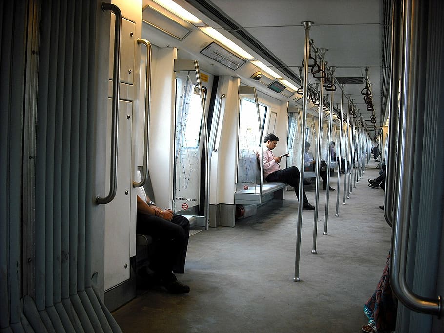 persona, sentado, adentro, tren, metro, Nueva Delhi, India, personas reales, interiores, longitud completa