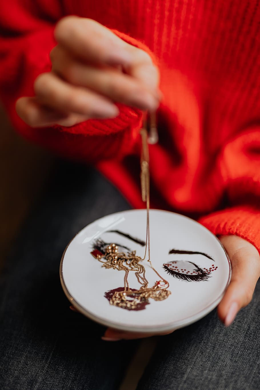 jewelry, jewellery, beauty, gold, red sweater, sweater, Decorative, plate, one person, holding