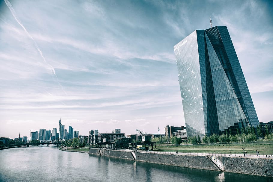 arquitetura, fotografia, construção, inclinando-se para, corpo, água, frankfurt, ecb, banco central europeu, linha do horizonte