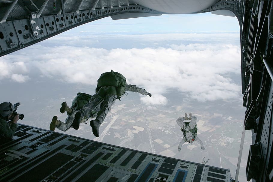 Tres, personas, gris, traje militar cielo, buceo, ejército, traje, paracaidismo, paracaídas, salto