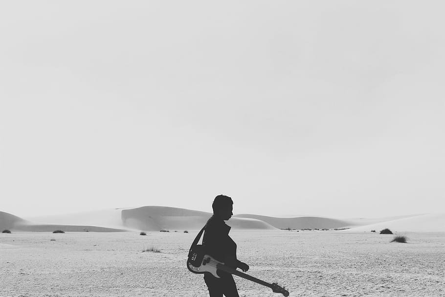 hombre, tenencia, guitarra, para caminar, playa, escala de grises, fotografía, eléctrico, desierto, en blanco y negro
